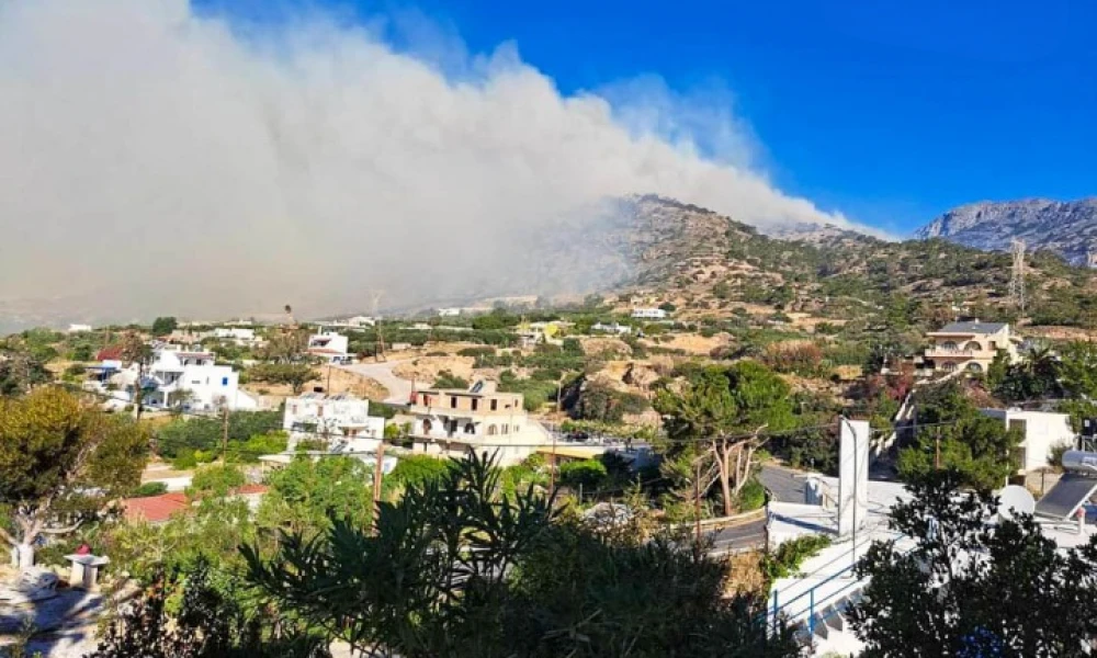 Συναγερμός στην Ιεράπετρα: Η φωτιά καίει σπίτια και θερμοκήπια - 4 οικισμοί έχουν εκκενωθεί